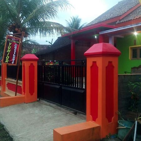 Yunior Guesthouse Tamansuruh Екстер'єр фото