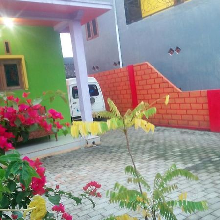 Yunior Guesthouse Tamansuruh Екстер'єр фото