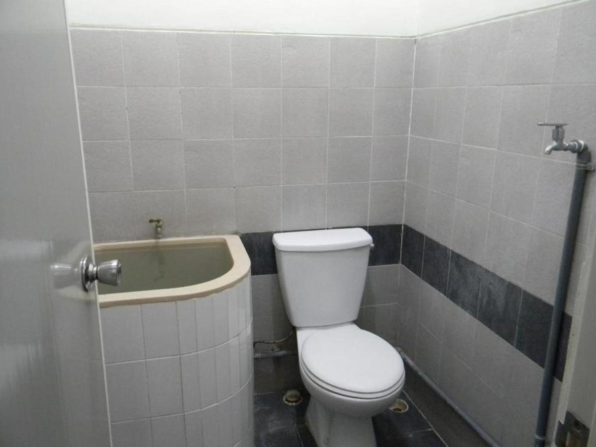 Yunior Guesthouse Tamansuruh Екстер'єр фото