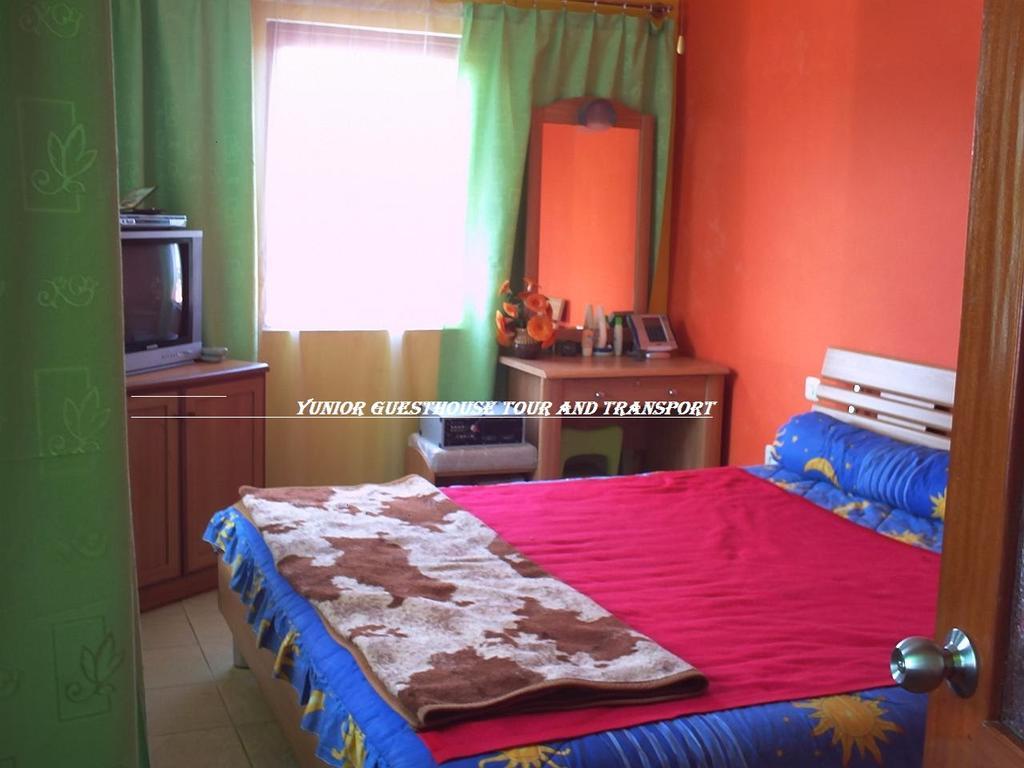 Yunior Guesthouse Tamansuruh Екстер'єр фото
