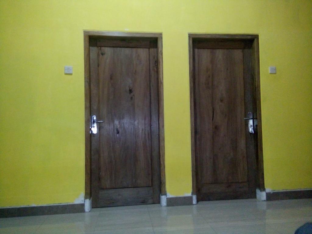 Yunior Guesthouse Tamansuruh Екстер'єр фото