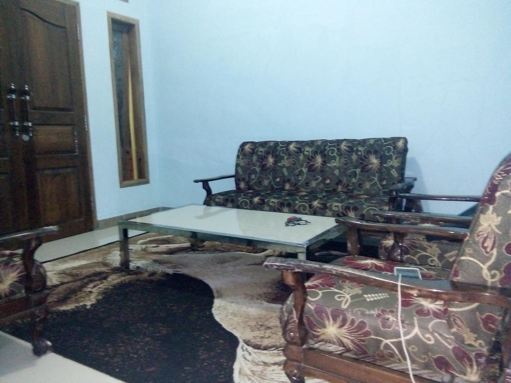 Yunior Guesthouse Tamansuruh Екстер'єр фото