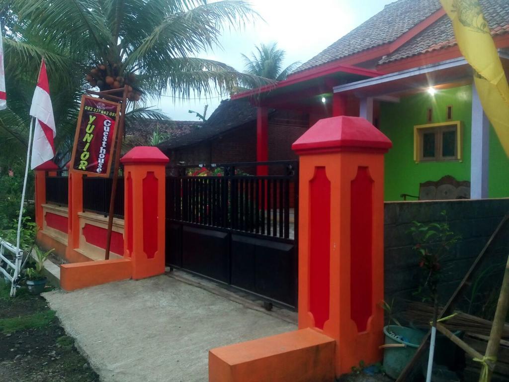 Yunior Guesthouse Tamansuruh Екстер'єр фото