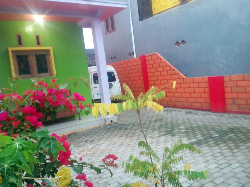 Yunior Guesthouse Tamansuruh Екстер'єр фото