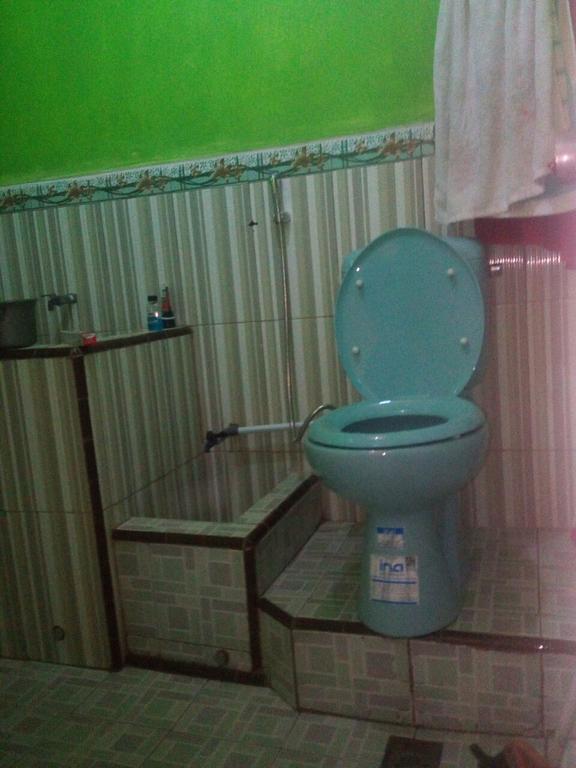 Yunior Guesthouse Tamansuruh Екстер'єр фото