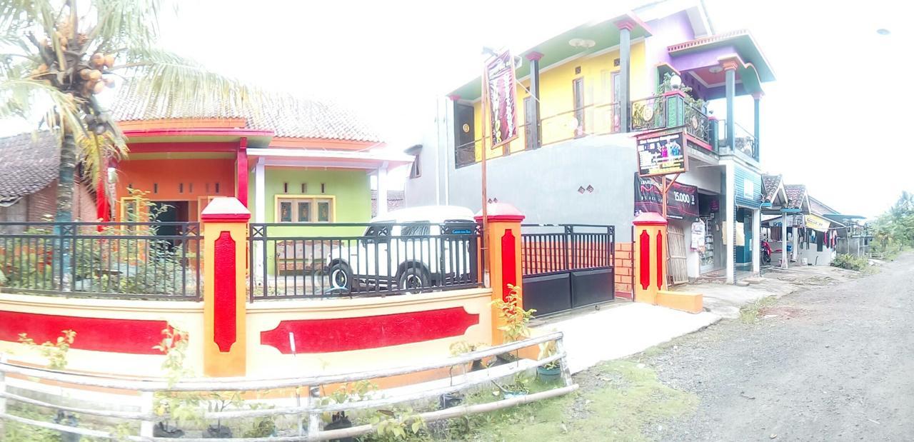Yunior Guesthouse Tamansuruh Екстер'єр фото