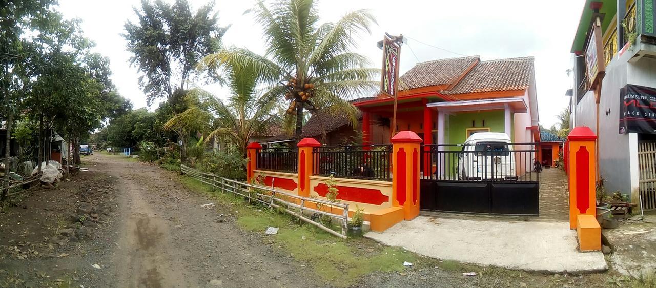 Yunior Guesthouse Tamansuruh Екстер'єр фото